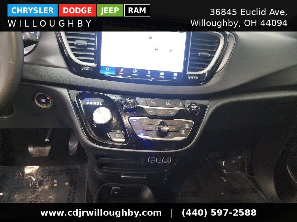 Used 2025 Chrysler Pacifica Select FWD image 19