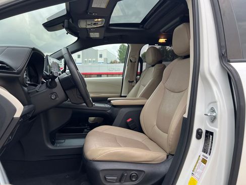 Used 2021 Toyota Sienna Limited image 9