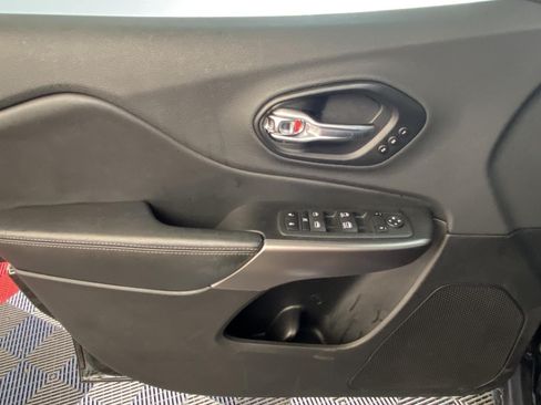 Used 2019 Jeep Cherokee Limited AWD/4WD image 19