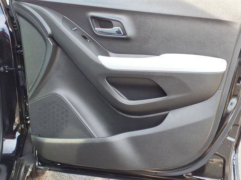 Certified 2022 Chevrolet Trax LS w/ Tint and Cruise Package image 8