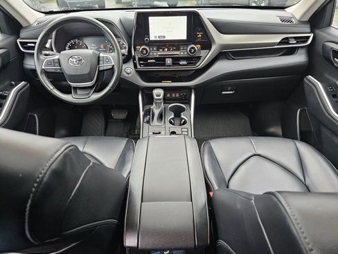 Used 2023 Toyota Highlander XLE image 15