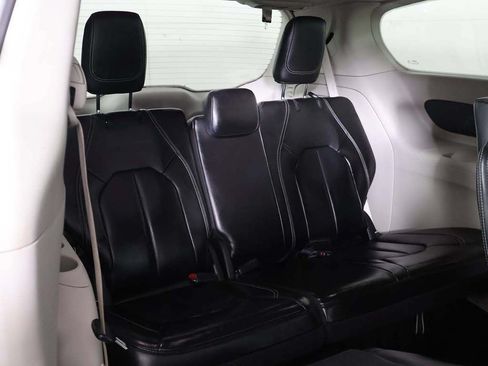 Used 2023 Chrysler Pacifica Touring-L FWD image 31