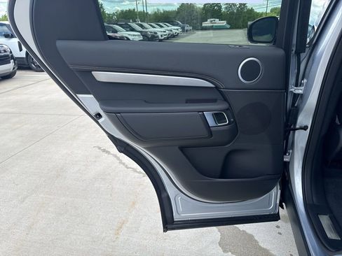 Used 2024 Land Rover Discovery Dynamic SE image 15