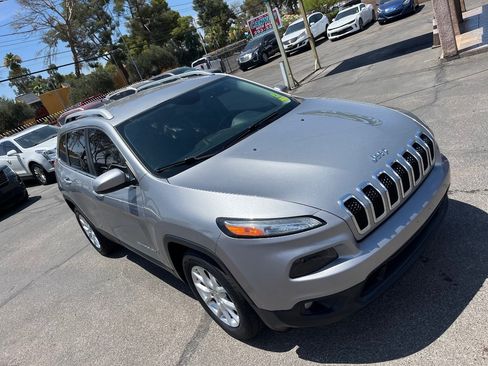 Used 2017 Jeep Cherokee Latitude FWD image 44