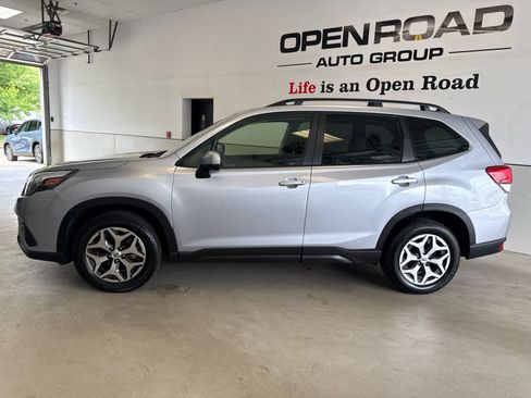 Used 2022 Subaru Forester Premium AWD/4WD image 4