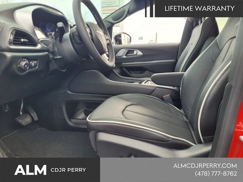 New 2026 Chrysler Pacifica Limited w/ S Appearance Package FWD image 3