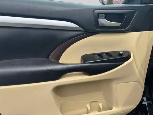Used 2019 Toyota Highlander XLE AWD/4WD image 14