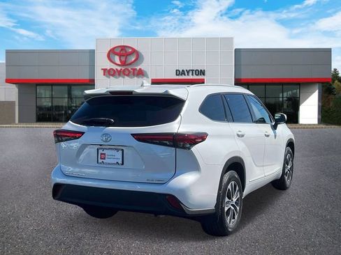 Used 2022 Toyota Highlander XLE AWD/4WD image 5