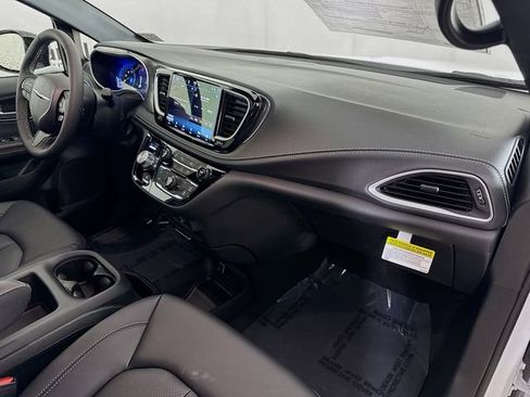 New 2026 Chrysler Pacifica Select image 26
