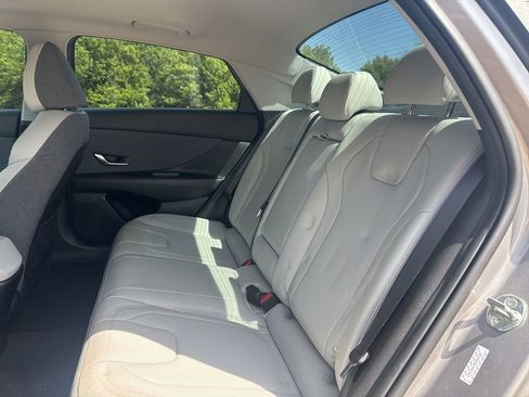 Used 2023 Hyundai Elantra Limited FWD image 5