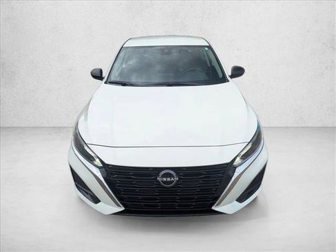 Used 2025 Nissan Altima 2.5 SV FWD image 2