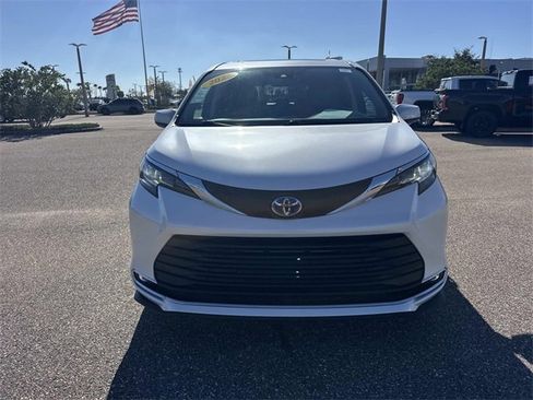 Used 2023 Toyota Sienna XLE image 9