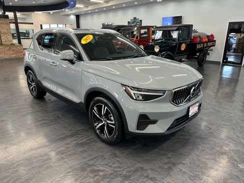 Used 2025 Volvo XC40 B5 Core image 2