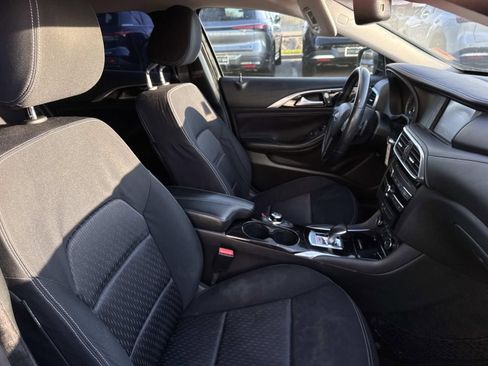 Used 2017 INFINITI QX30 image 12