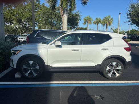 Used 2025 Volvo XC40 B5 Plus AWD/4WD image 3