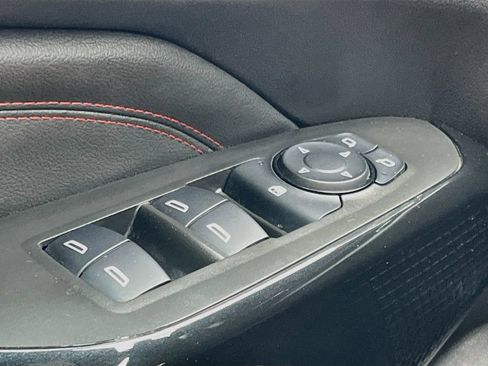 Used 2025 Chevrolet Trax RS FWD image 17
