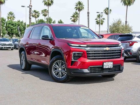 Used 2025 Chevrolet Traverse LT image 2
