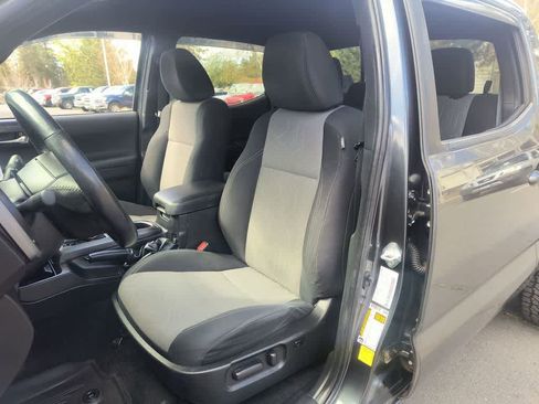 Used 2022 Toyota Tacoma TRD Off-Road image 11