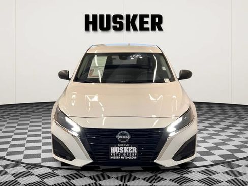 Used 2025 Nissan Altima 2.5 SV FWD image 3