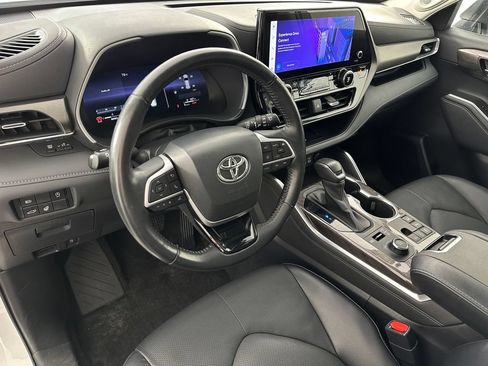 Used 2023 Toyota Highlander Limited AWD/4WD image 16