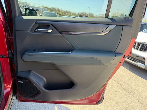 Used 2024 GMC Acadia AT4 w/ Luxury Package image 17