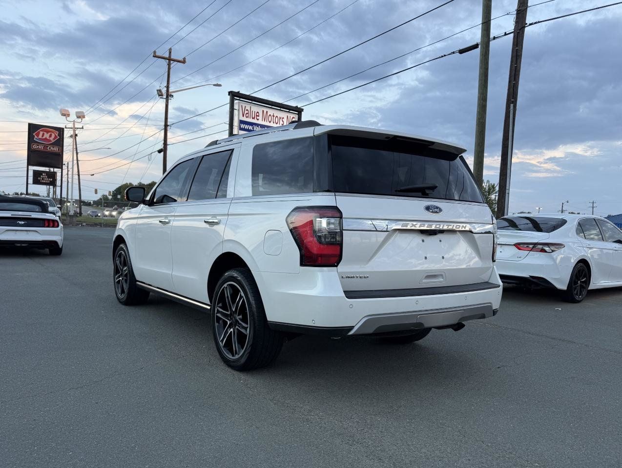 Used 2019 Ford Expedition Limited w/ Special Edition Package RWD image 4