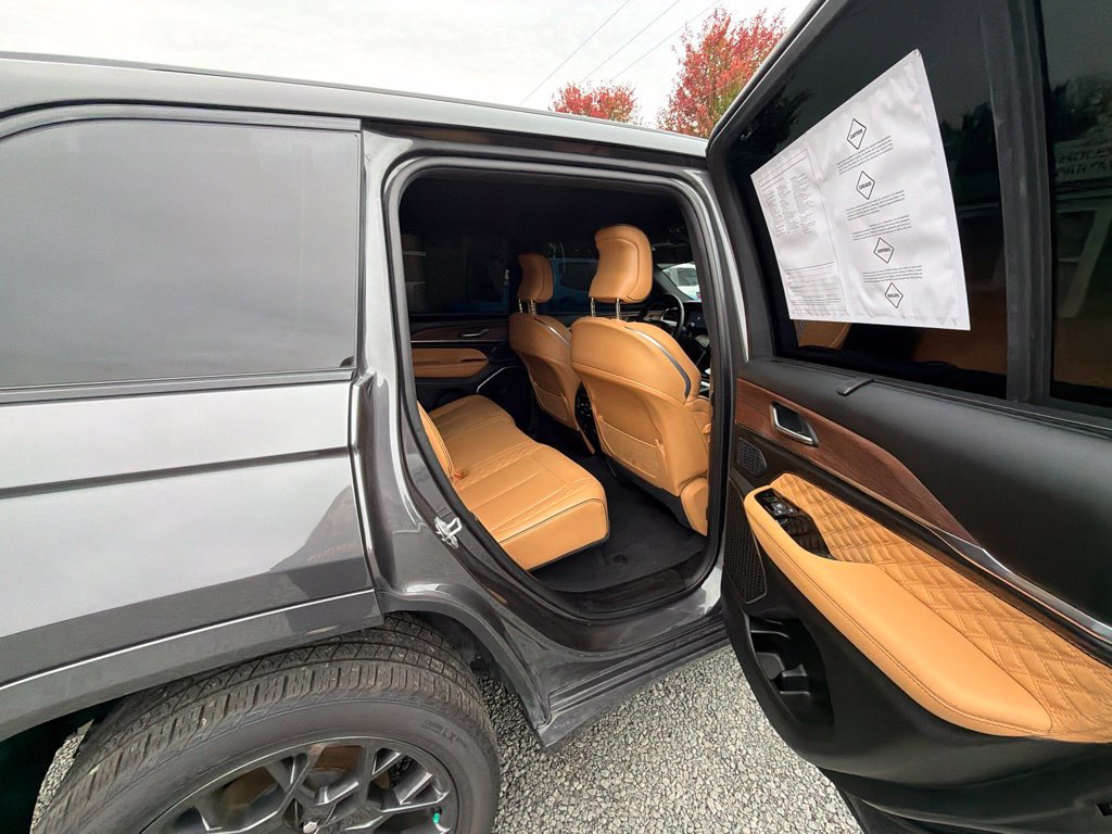 Used 2024 Jeep Grand Cherokee Summit w/ High Altitude Package AWD/4WD image 9