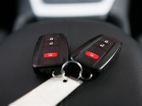 Used 2020 Toyota RAV4 XLE w/ Carpet Mat Package AWD/4WD image 24