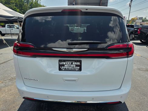 Used 2024 Chrysler Pacifica Touring FWD image 6