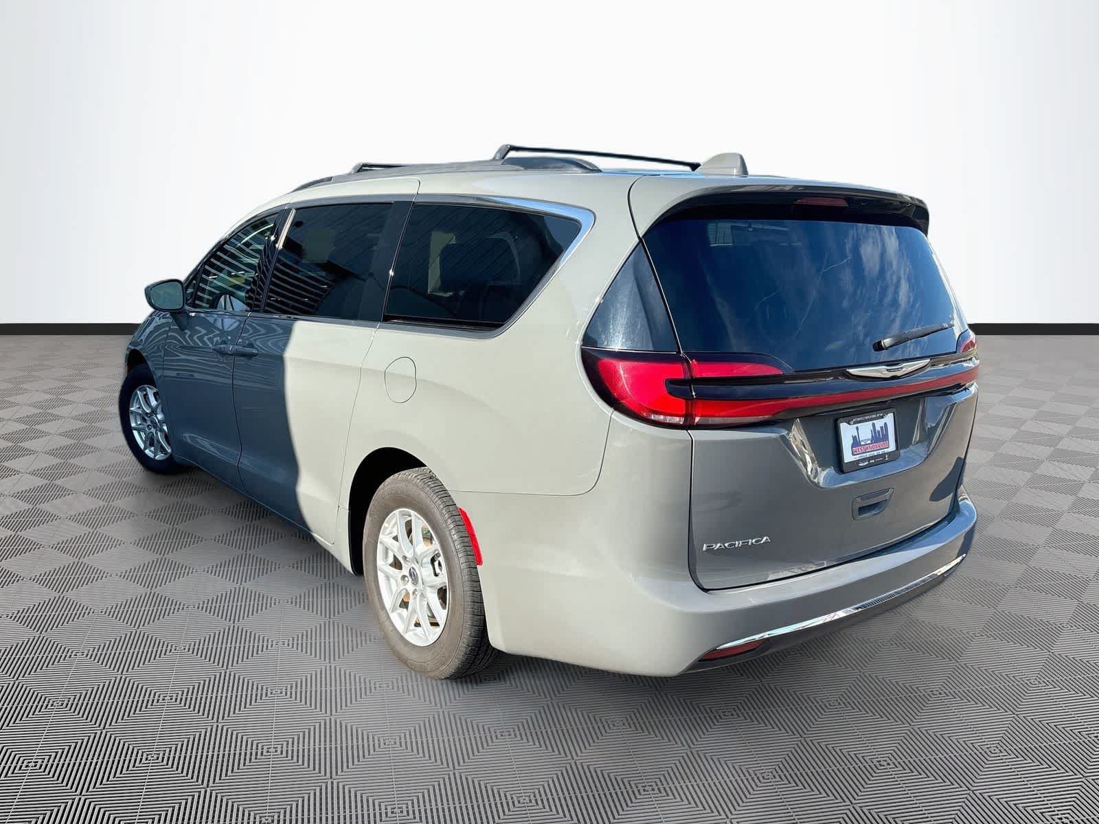 Used 2022 Chrysler Pacifica Touring-L FWD image 7