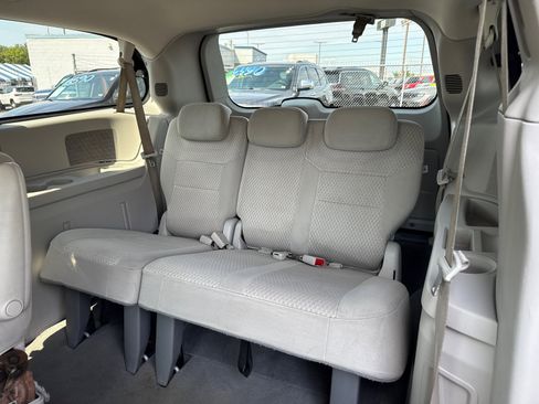 Used 2009 Chrysler Town & Country LX image 6