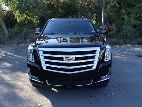 Used 2017 Cadillac Escalade Luxury RWD image 3