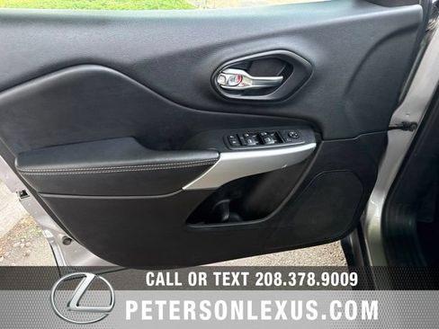 Used 2018 Jeep Cherokee Latitude Plus FWD image 19