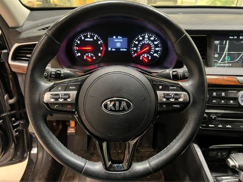 Used 2017 Kia Cadenza Premium w/ Luxury Package FWD image 14