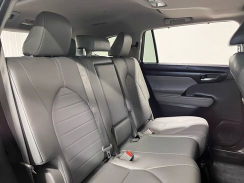 Used 2022 Toyota Highlander XLE image 15