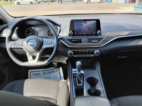 Used 2025 Nissan Altima 2.5 SV FWD image 17