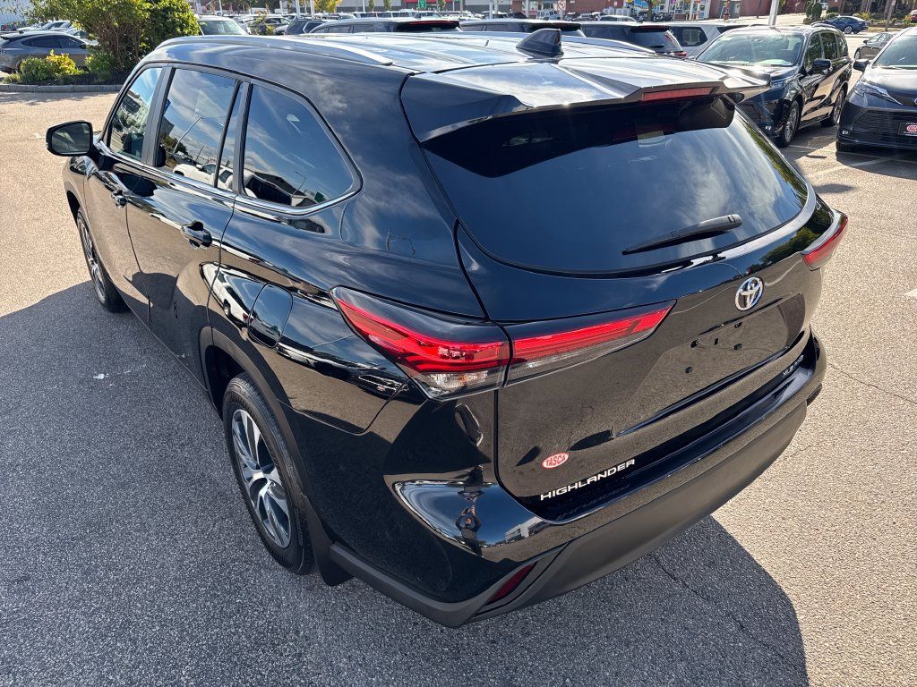 Used 2023 Toyota Highlander XLE AWD/4WD image 5