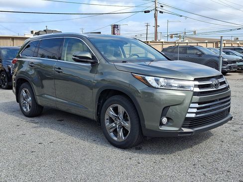 Used 2017 Toyota Highlander Limited Platinum AWD/4WD image 3