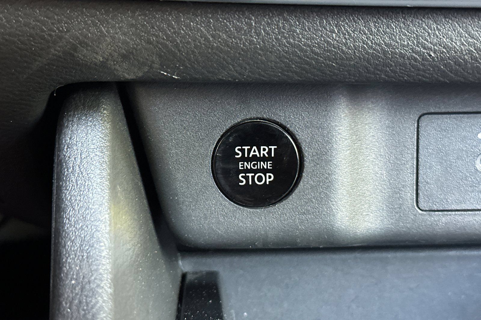 Used 2025 Nissan Rogue SV FWD image 29