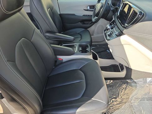 Used 2024 Chrysler Pacifica Limited FWD image 18