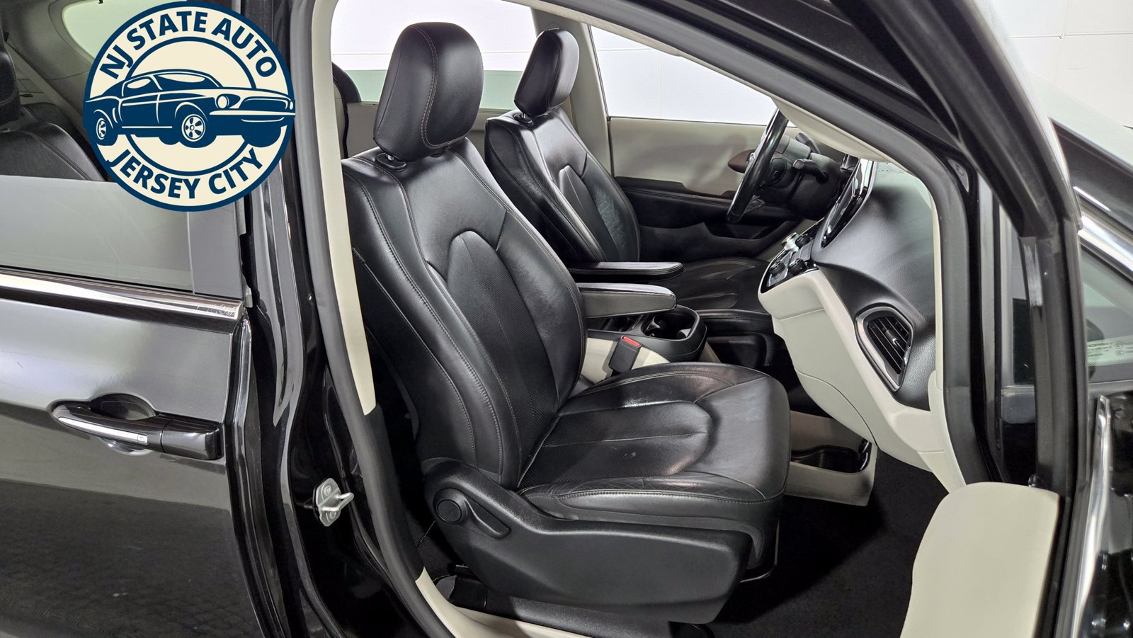 Used 2019 Chrysler Pacifica Touring-L FWD image 40