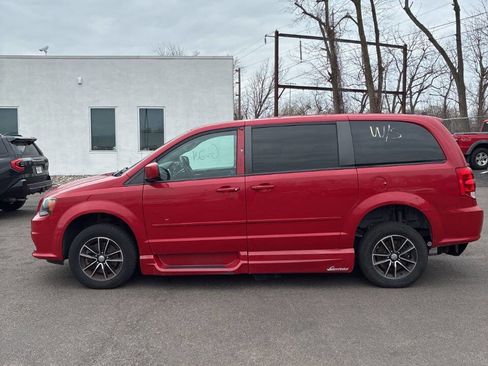 Used 2015 Dodge Grand Caravan SE image 2