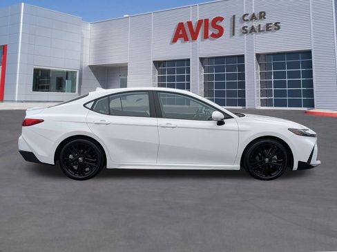 Used 2025 Toyota Camry SE image 5