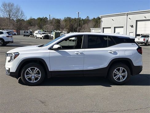 Used 2024 GMC Terrain SLE image 3