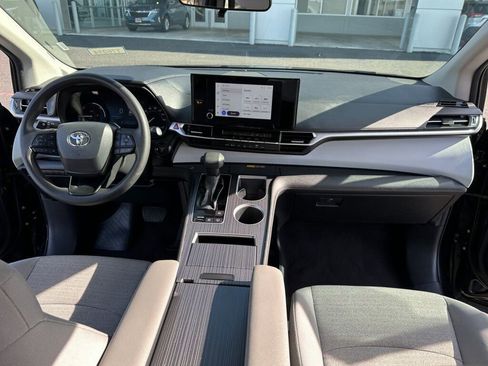 Certified 2025 Toyota Sienna LE image 15