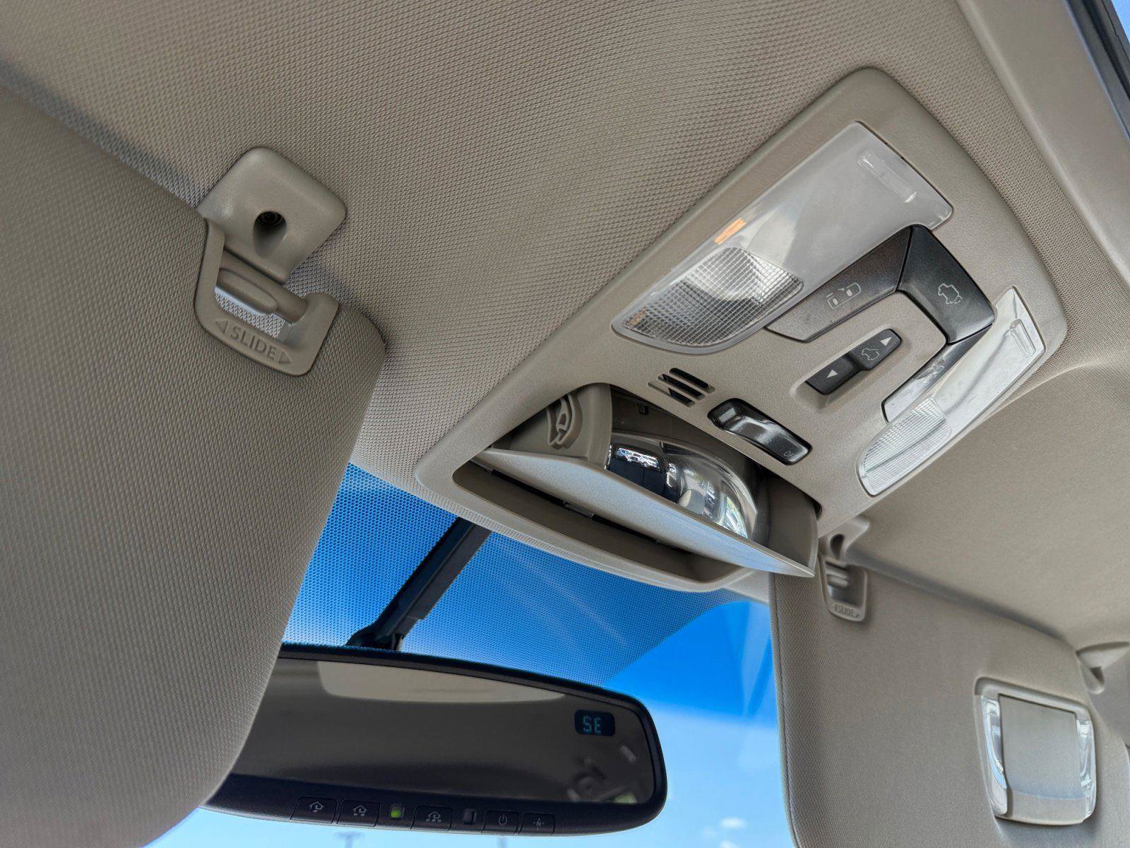 Used 2015 Toyota Sienna XLE w/ XLE Navigation Package FWD image 29