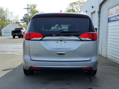 Used 2018 Chrysler Pacifica Touring-L image 4