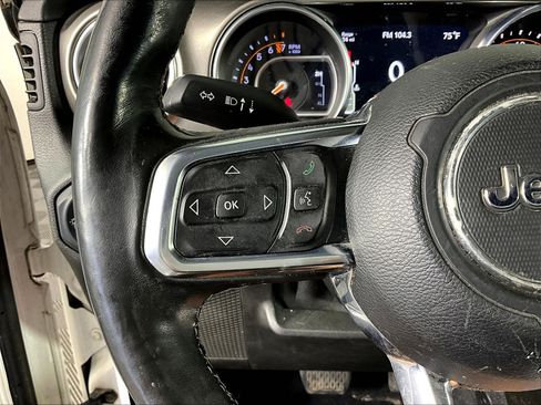 Used 2018 Jeep Wrangler Unlimited Sahara AWD/4WD image 10