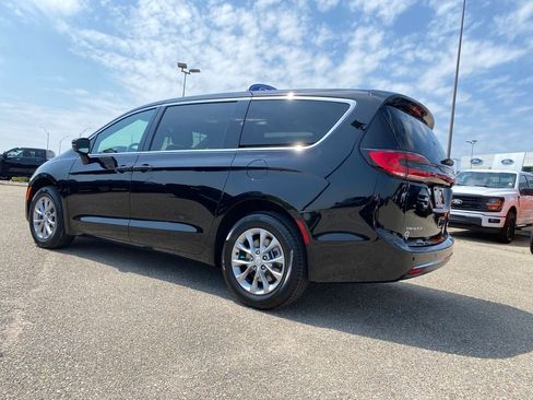 New 2027 Chrysler Pacifica Limited w/ Family Tech Group AWD/4WD image 4