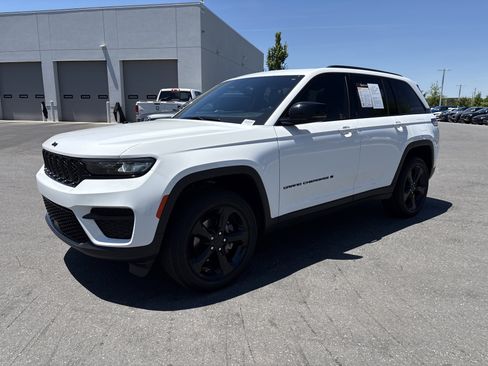 Certified 2024 Jeep Grand Cherokee Altitude AWD/4WD image 5